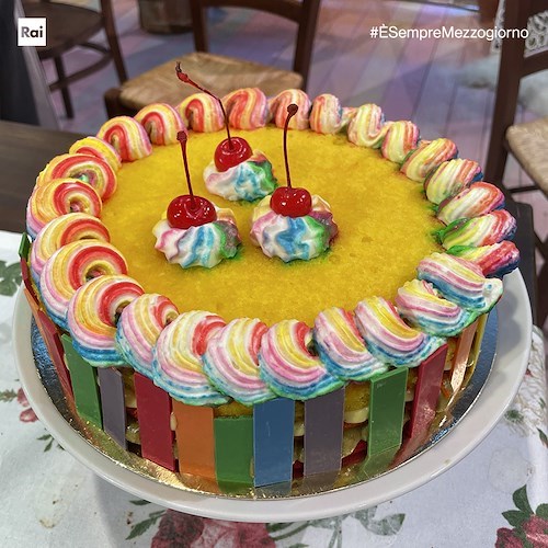 Sal De Riso prepara la sua "Torta Arcobaleno", il dolce contro ogni pregiudizio