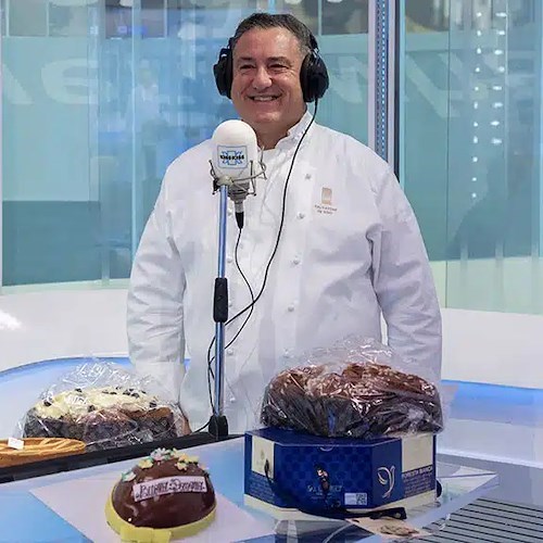 Sal De Riso presenta le colombe e i dolci pasquali su Radio Kiss Kiss: «Il mio lievito madre ha 35 anni»