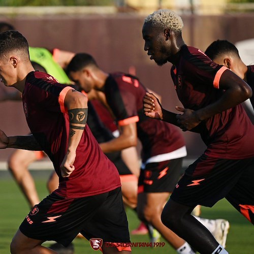 Salernitana, primo allenamento tra la felicità dei tifosi. Sul fronte del mercato vicini Miretti e Gabbia
