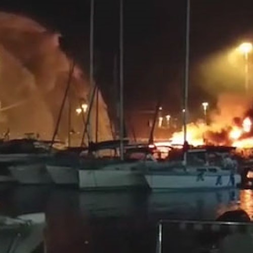 Salerno: a fuoco due imbarcazioni ormeggiate ai pontili /VIDEO