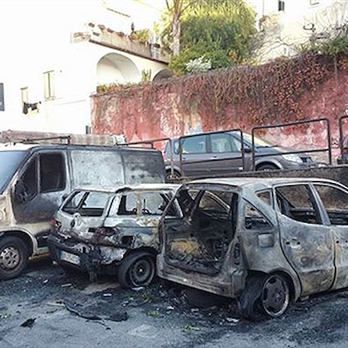 Salerno, auto in fiamme in pieno centro / FOTO