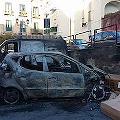Salerno, auto in fiamme in pieno centro / FOTO