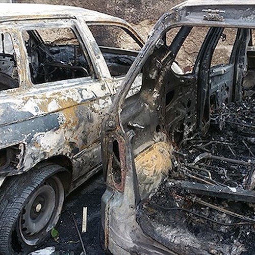 Salerno, auto in fiamme in pieno centro / FOTO