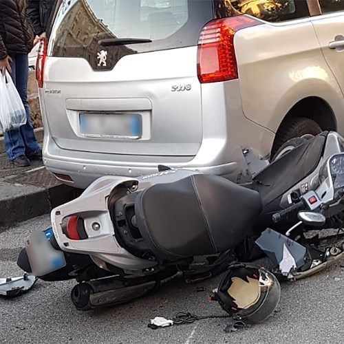 Salerno, brutto incidente in via Roma: uomo in ospedale /foto