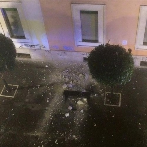 Salerno: cadono pezzi d'intonaco in corso Vittorio Emanuele. Nessun ferito / Foto