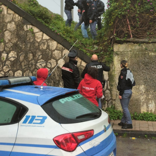 Salerno, coppia tenta di suicidarsi dal ponte ferroviario: interviene la polizia