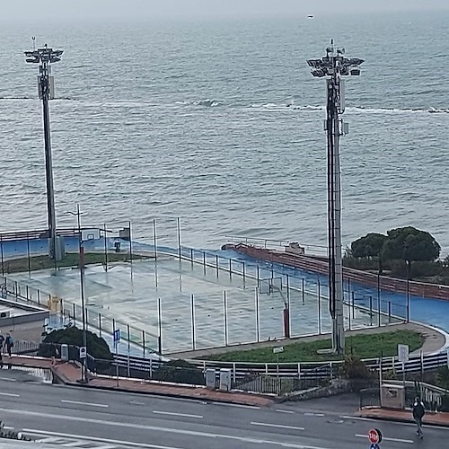 Salerno, crollano parte pattinodromo sul lungomare