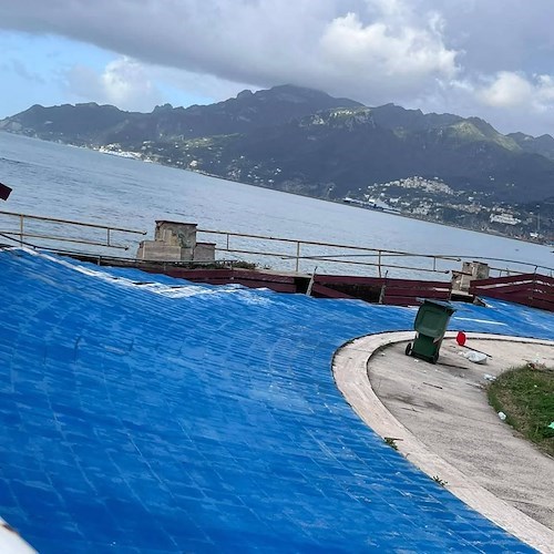 Salerno, crollano parte pattinodromo sul lungomare
