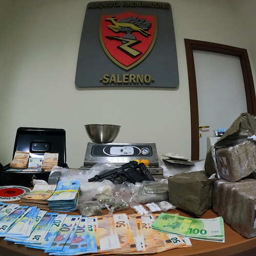 Salerno, due persone arrestate in flagranza per spaccio: avevano in auto 4 kg di hashish e in casa 61mila euro