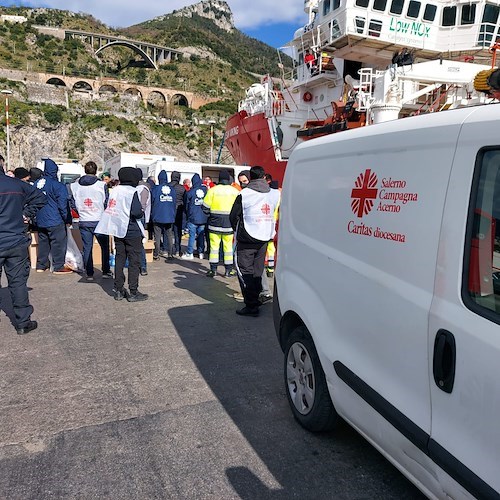 Salerno, la nave Ocean Viking sbarca al porto: Caritas in aiuto dei 90 migranti 