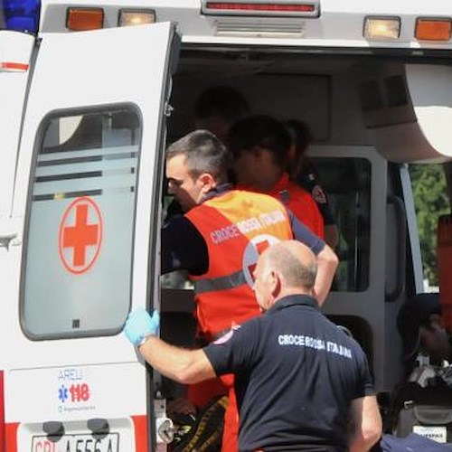 Salerno: lite nell’ambulanza, autista colpisce infermiere a pugni e lo lascia per strada