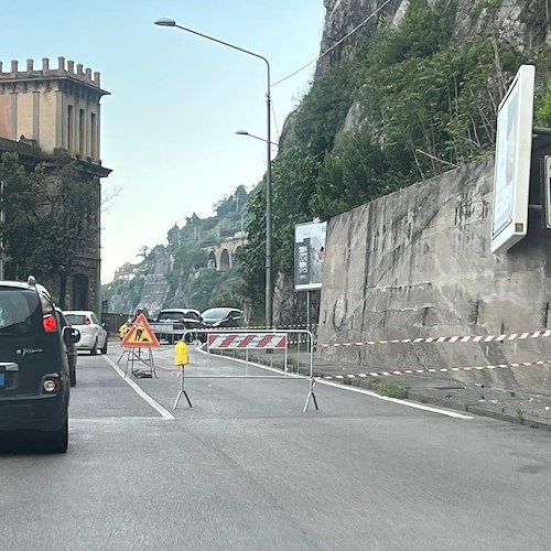 Salerno, rimossi transenne e semaforo al confine con Vietri sul Mare