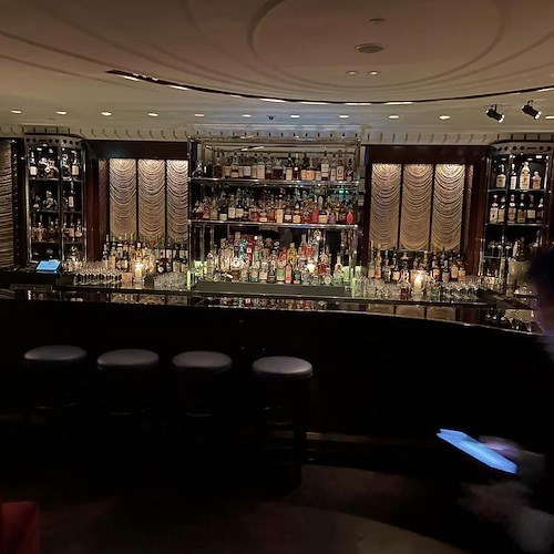 Salvatore Calabrese inaugura il Velvet del Corinthia di Londra: «Un bar è come un grande teatro, benvenuti nel nostro»