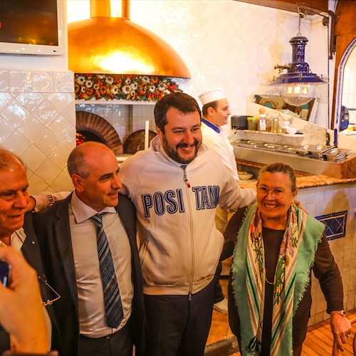 Salvini a Positano: pranzo da Chez Black visita a Villa Romana e giro in spiaggia [FOTO]