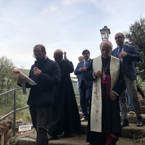 Sambuco ricorda il passaggio (e il messaggio) di San Massimiliano Kolbe con una lapide [FOTO]
