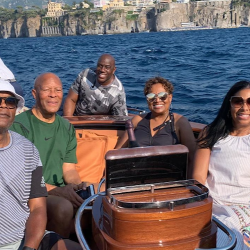 Samuel L. Jackson raggiunge Magic Johnson: per le due star relax tra Sorrento e Capri 