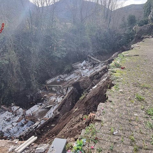 Sant'Agata de’ Goti, crolla ala del cimitero: oltre cento bare nel torrente