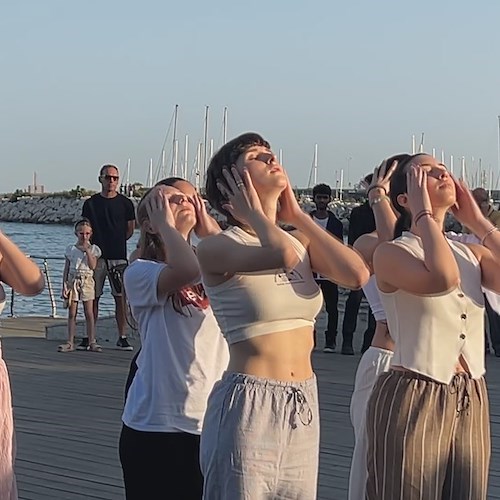 Un flash mob a Santa Teresa: la magia della danza incontra nel cuore pulsante di Salerno
