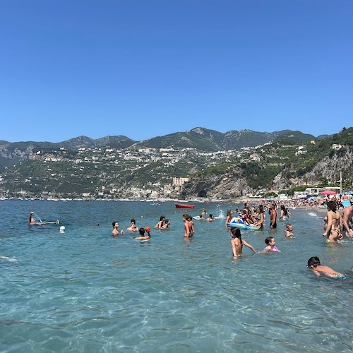 Sanzioni per oltre 10mila euro agli ambulanti sulla spiaggia di Maiori, "Idea Comune": «Bastava allontanarli»