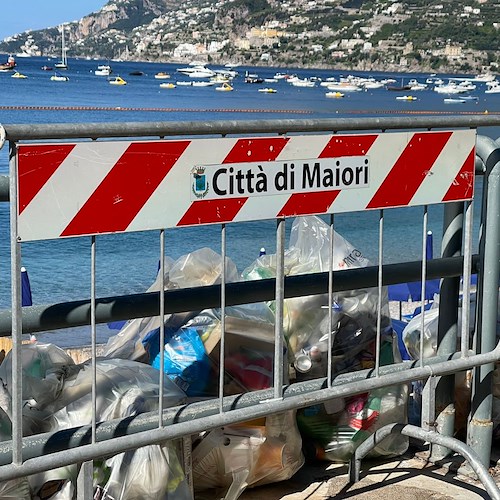 Sanzioni per oltre 10mila euro agli ambulanti sulla spiaggia di Maiori, "Idea Comune": «Bastava allontanarli»