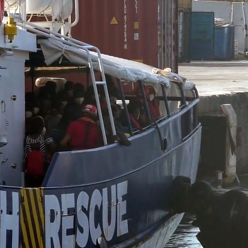 Sbarco a Salerno di 172 migranti: le operazioni di accoglienza della Croce Rossa