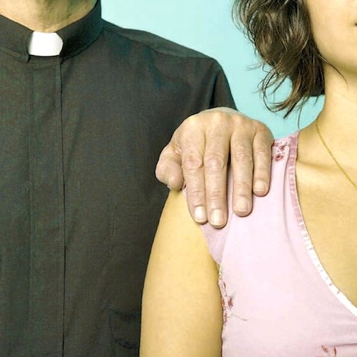 Scafati: aveva una relazione amorosa con il parroco, il marito lo scopre grazie a Whatsapp