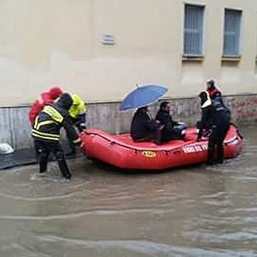 Scafati sott'acqua, sindaco 'abbandona' Comune in canotto /FOTO