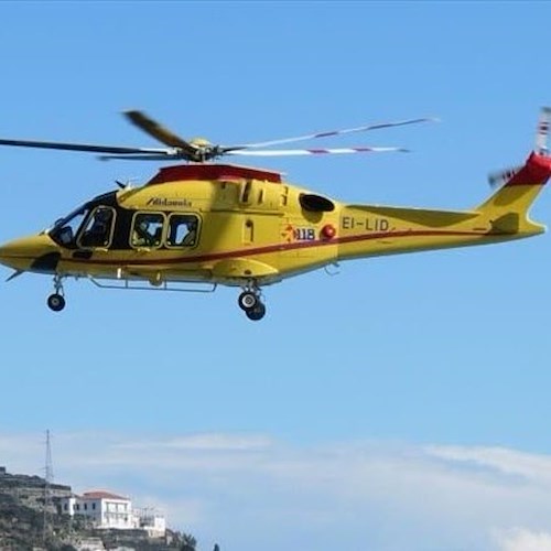 Scala, cade in un dirupo mentre pota gli alberi: recuperato dall'elisoccorso