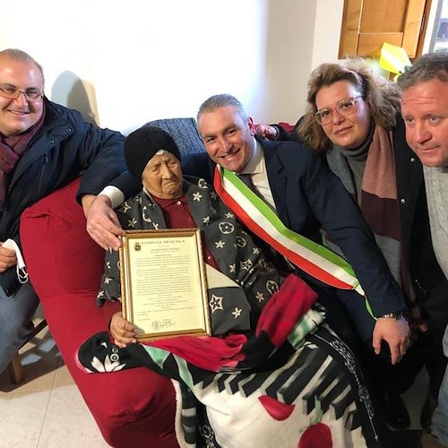 Scala festeggia i 100 anni di nonna Carmela!