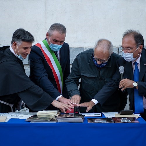 Scala, i due francobolli del Beato Gerardo Sasso riprodotti su ceramiche di Casola [FOTO]