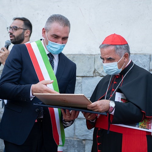 Scala, i due francobolli del Beato Gerardo Sasso riprodotti su ceramiche di Casola [FOTO]