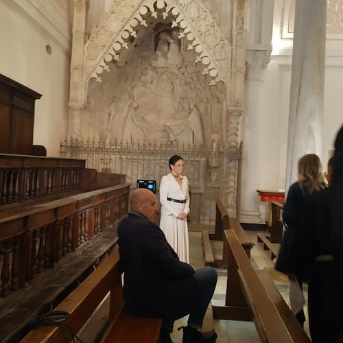 Scala: la cantante Noa protagonista di "Passione", l'appuntamento Rai condotto da Padre Enzo Fortunato