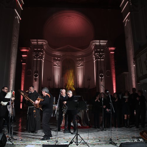 Scala, religiosità e tradizioni nel concerto di Peppe Servillo e Ambrogio Sparagna