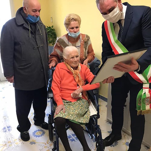 Scala, Sindaco omaggia nonna Lucia: «Prezioso patrimonio di tradizioni e valori. Un modello da seguire»