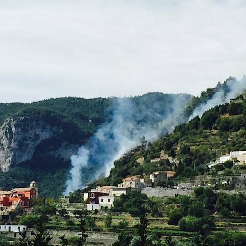 Scala: vasto incendio a Punta d’Aglio, danni anche a vegetazione Valle delle Ferriere
