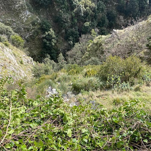 Scarico abusivo di rifiuti edili a Furore, vallone in località Bottara come una discarica a cielo aperto
