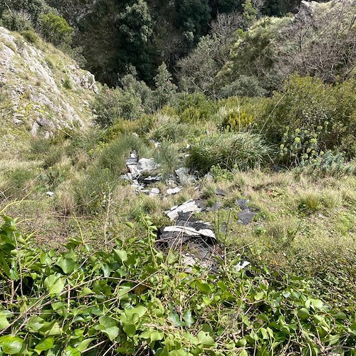 Scarico abusivo di rifiuti edili a Furore, vallone in località Bottara come una discarica a cielo aperto