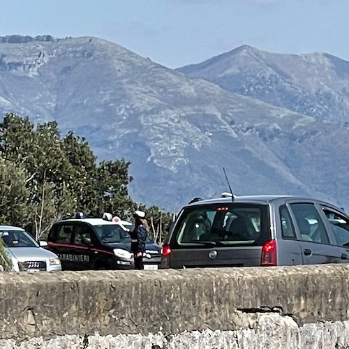 Scende dal bus e si accascia al suolo, tragedia sulla SS 163 “Amalfitana”