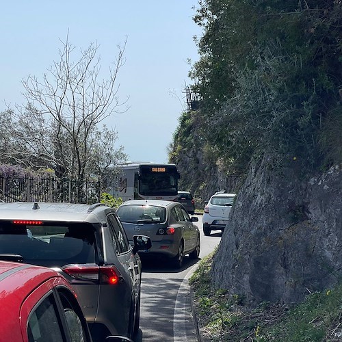 Scende dal bus e si accascia al suolo, tragedia sulla SS 163 “Amalfitana”