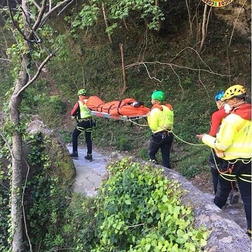 Scivola e precipita per circa quattro metri: a Minori pasquetta “sfortunata” per 19enne, interviene il Soccorso Alpino