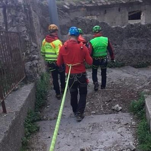 Scivola e precipita per circa quattro metri: a Minori pasquetta “sfortunata” per 19enne, interviene il Soccorso Alpino