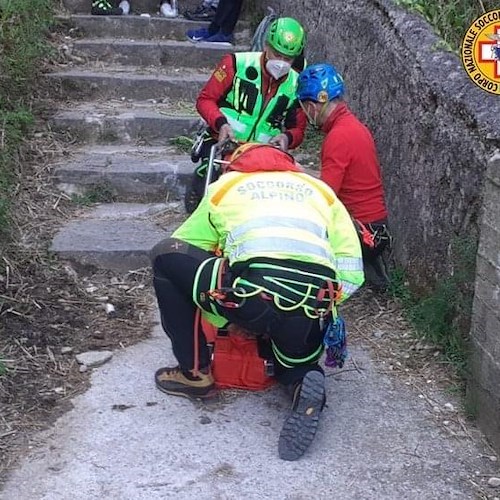 Scivola e precipita per circa quattro metri: a Minori pasquetta “sfortunata” per 19enne, interviene il Soccorso Alpino