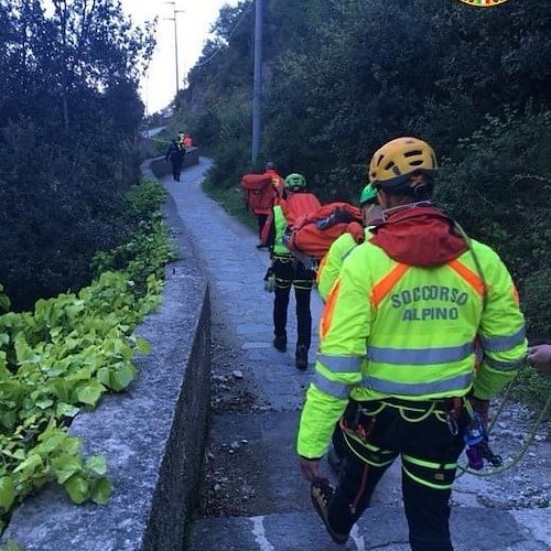 Scivola e precipita per circa quattro metri: a Minori pasquetta “sfortunata” per 19enne, interviene il Soccorso Alpino