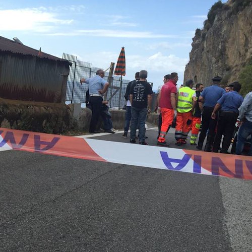 Scontro fatale sulla strada a Conca dei Marini, muore un centauro /FOTO
