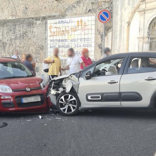 Scontro frontale tra auto con targa straniera, traffico in tilt a Castiglione [FOTO]
