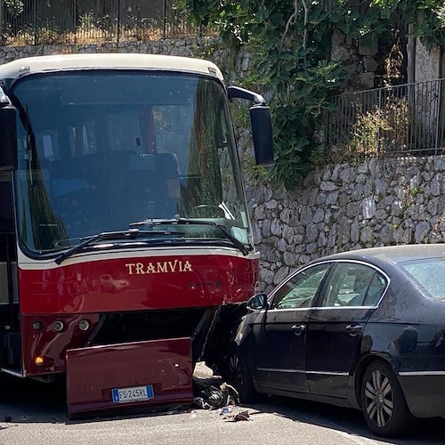 Scontro frontale tra un autobus e un'automobile, donna in ospedale