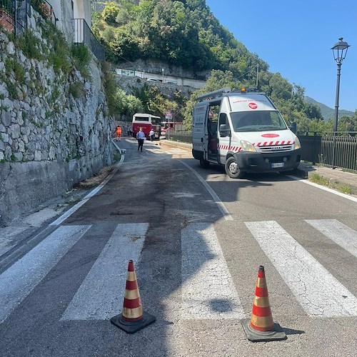 Scontro frontale tra un autobus e un'automobile, donna in ospedale