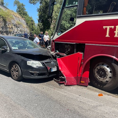 Scontro frontale tra un autobus e un'automobile, donna in ospedale