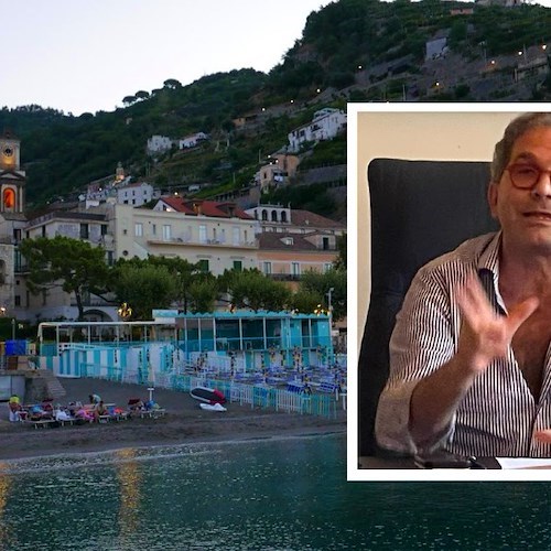 «Scooter non ammessi sul lungomare, no a cibo in spiaggia e schiamazzi»: Sindaco Minori chiede rispetto regole di civile convivenza