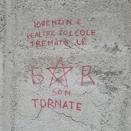 Scritte intimidatorie firmate BR sui muri di Tramonti: preso di mira un assessore /FOTO